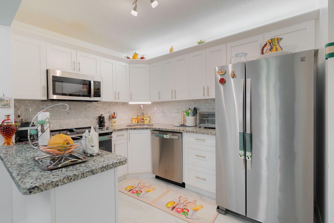 For Sale: $170,000 (2 beds, 1 baths, 937 Square Feet)