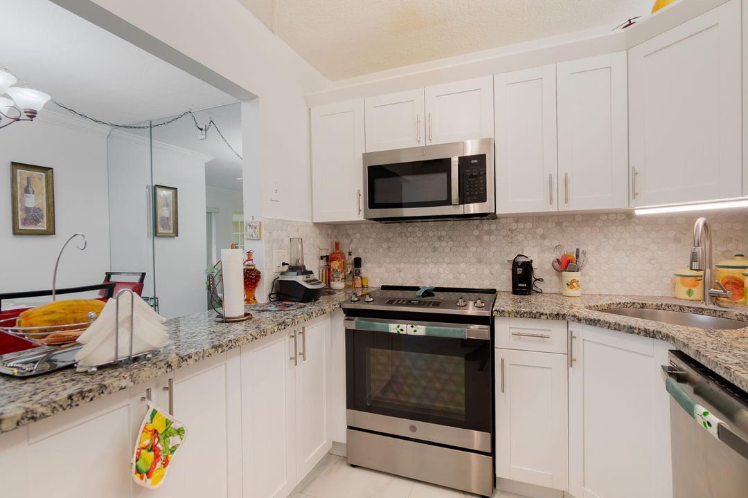 For Sale: $170,000 (2 beds, 1 baths, 937 Square Feet)