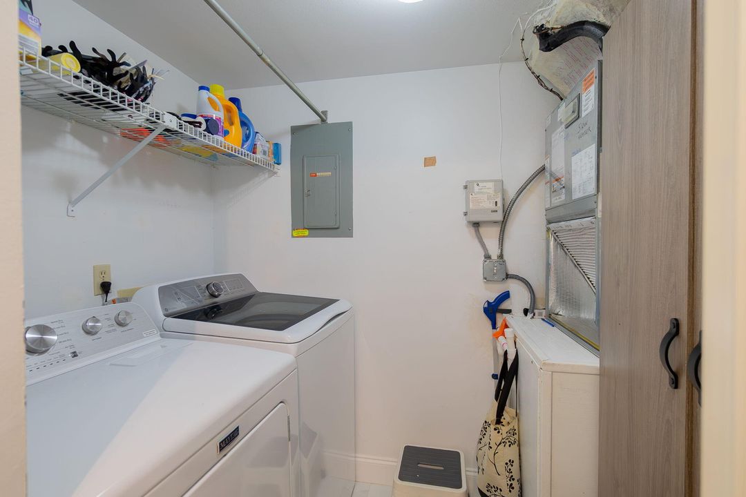 For Sale: $170,000 (2 beds, 1 baths, 937 Square Feet)