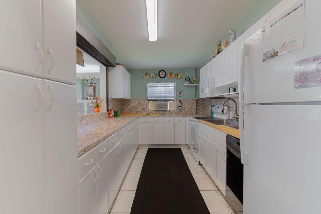 For Sale: $170,000 (2 beds, 1 baths, 937 Square Feet)