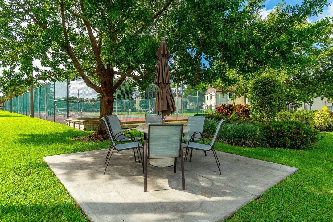 For Sale: $170,000 (2 beds, 1 baths, 937 Square Feet)