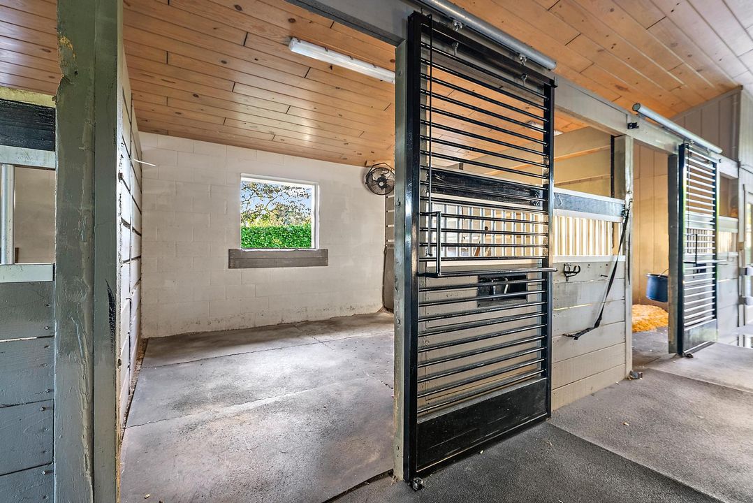 Под контрактом: $2,900,000 (5 спален, 4 ванн, 3264 Квадратных фут)