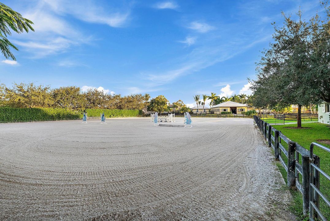 Под контрактом: $2,900,000 (5 спален, 4 ванн, 3264 Квадратных фут)