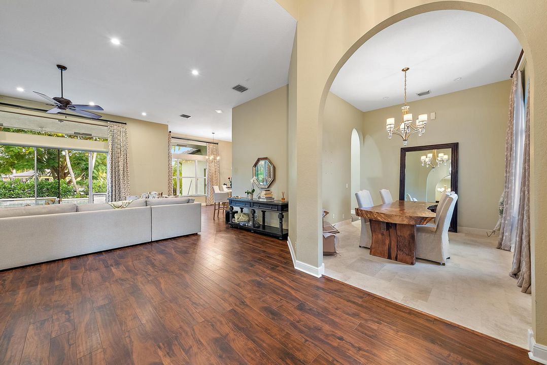 Под контрактом: $2,900,000 (5 спален, 4 ванн, 3264 Квадратных фут)