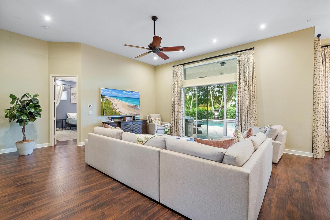 Под контрактом: $2,900,000 (5 спален, 4 ванн, 3264 Квадратных фут)