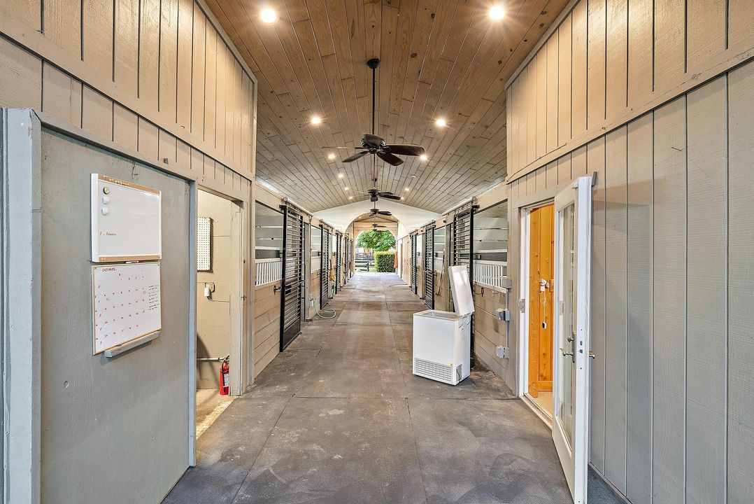 Под контрактом: $2,900,000 (5 спален, 4 ванн, 3264 Квадратных фут)