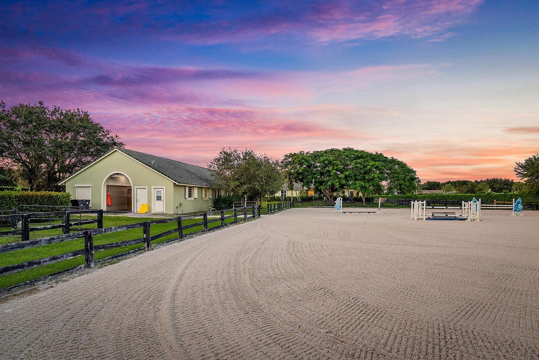 Под контрактом: $2,900,000 (5 спален, 4 ванн, 3264 Квадратных фут)