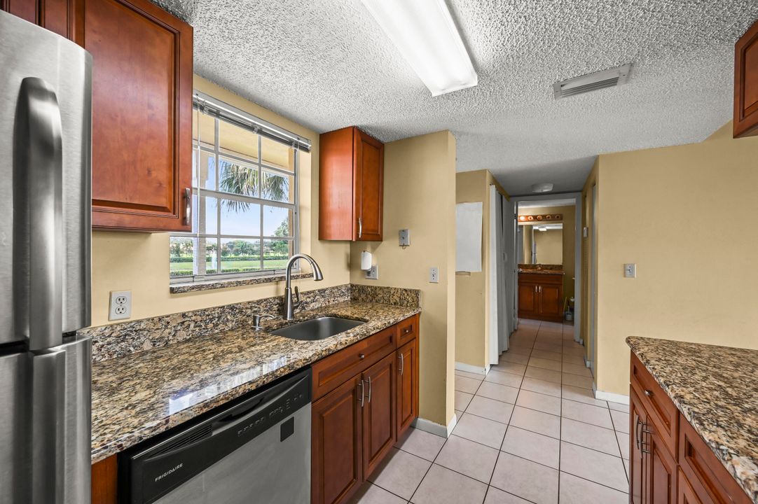 合同活跃: $210,000 (1 贝兹, 1 浴室, 700 平方英尺)