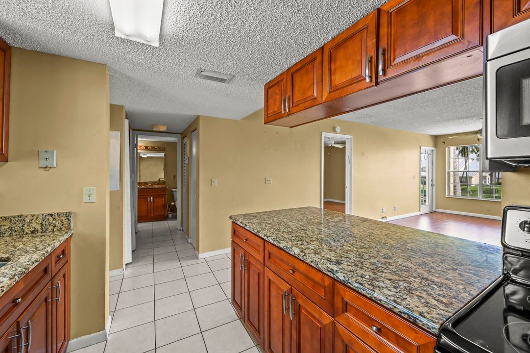 合同活跃: $210,000 (1 贝兹, 1 浴室, 700 平方英尺)