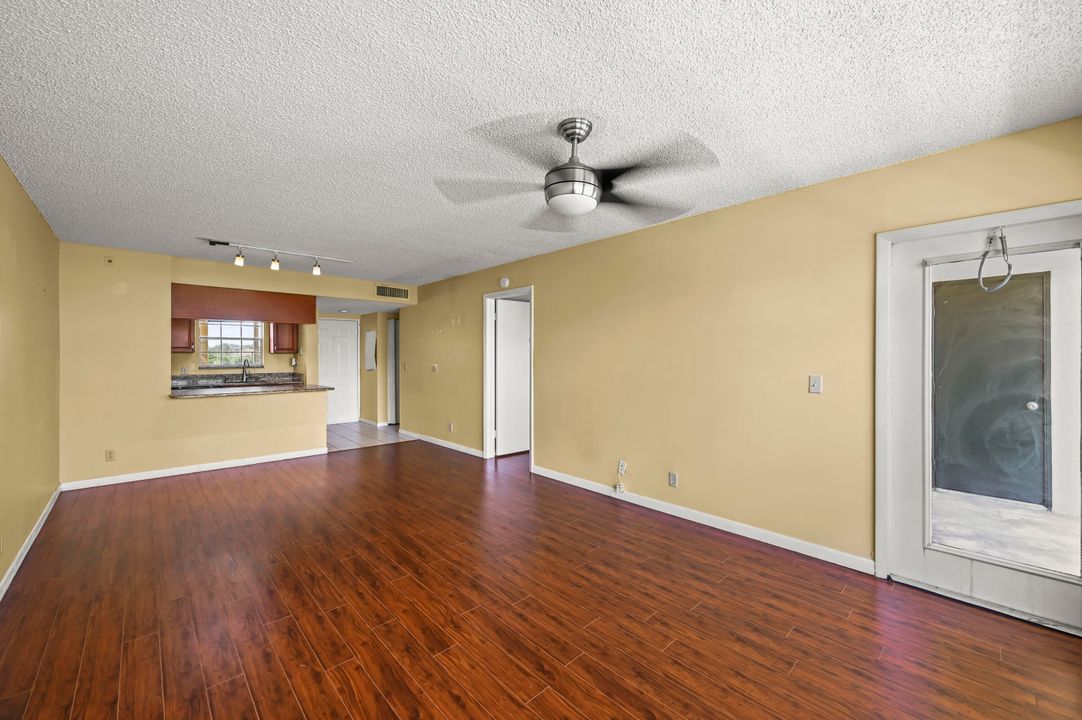 合同活跃: $210,000 (1 贝兹, 1 浴室, 700 平方英尺)