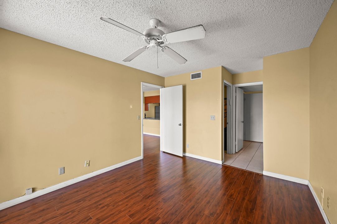 合同活跃: $210,000 (1 贝兹, 1 浴室, 700 平方英尺)