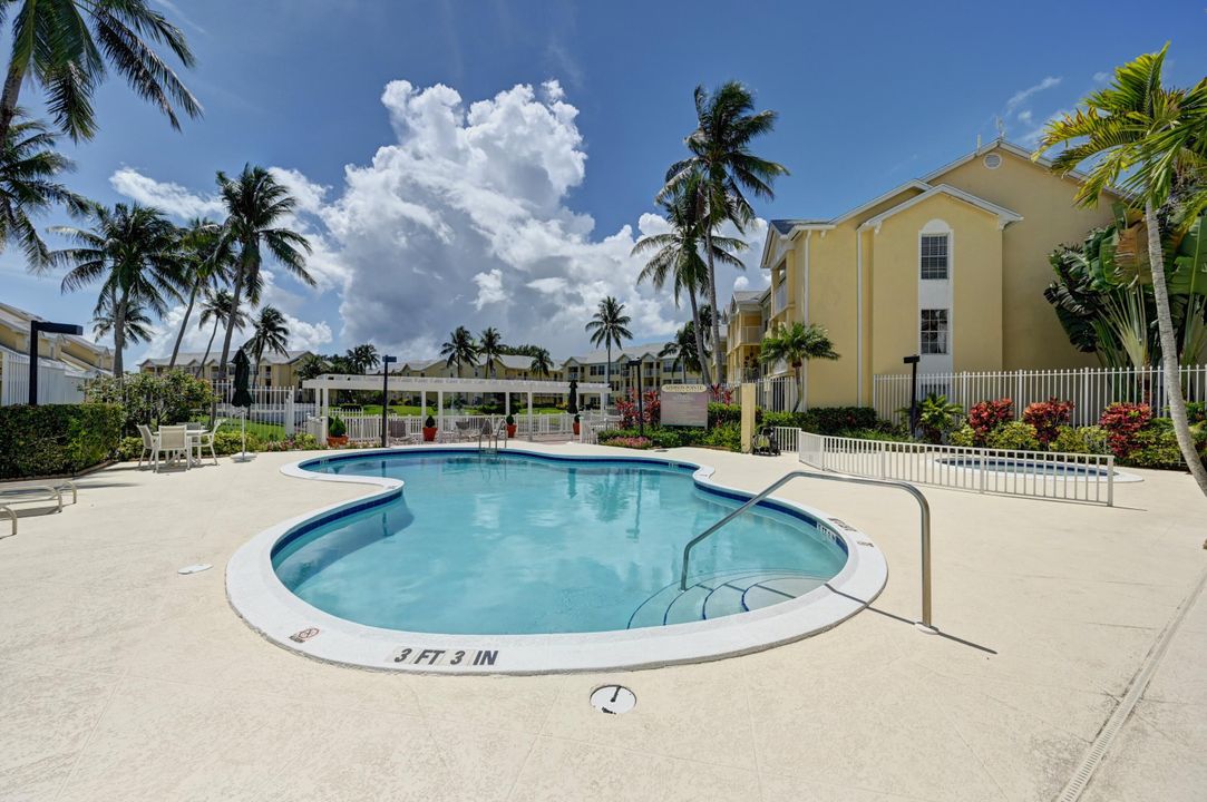 合同活跃: $210,000 (1 贝兹, 1 浴室, 700 平方英尺)