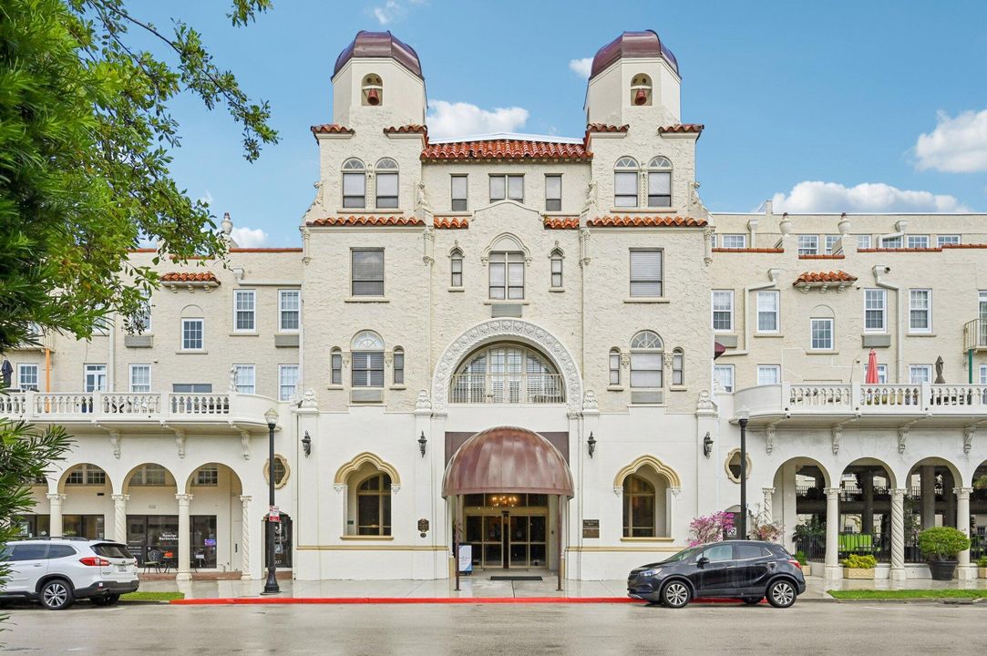 For Sale: $899,000 (2 beds, 2 baths, 703 Square Feet)