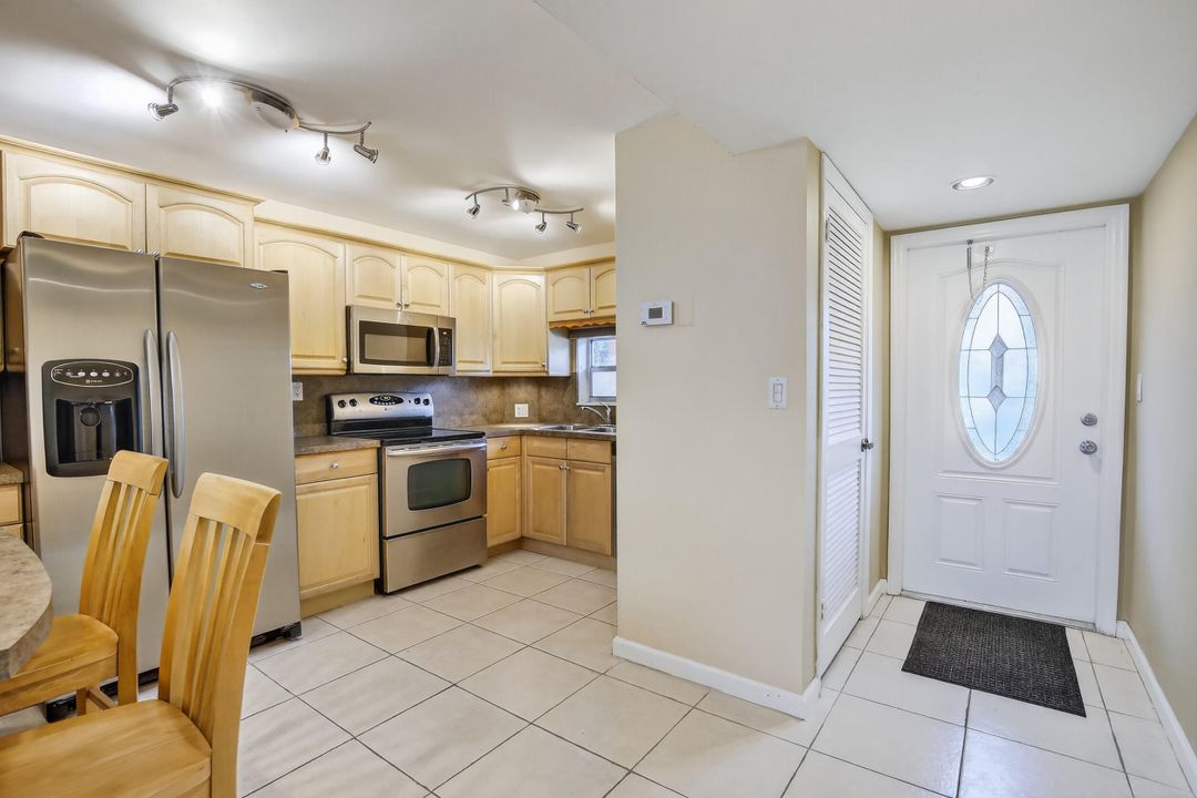 For Sale: $165,000 (2 beds, 2 baths, 1170 Square Feet)
