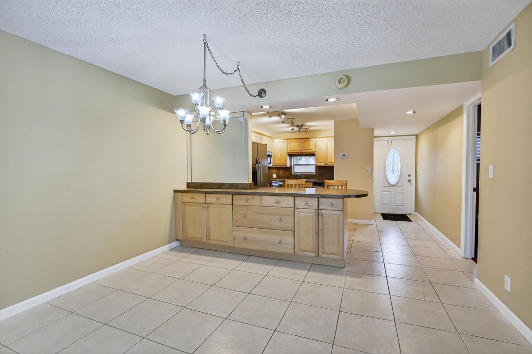 For Sale: $165,000 (2 beds, 2 baths, 1170 Square Feet)