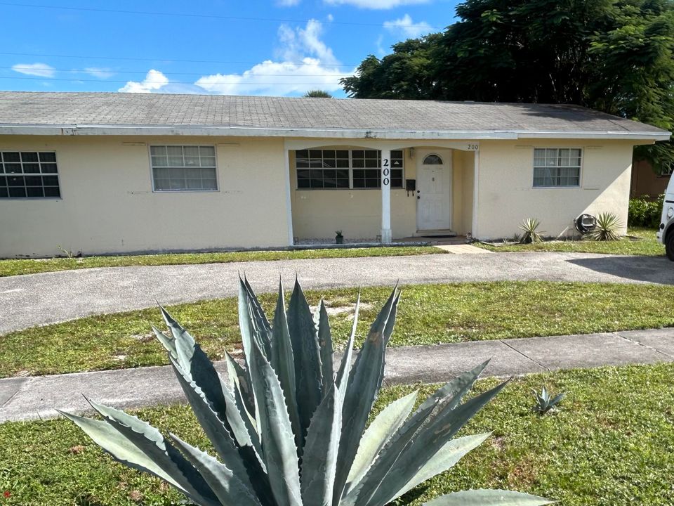 Recently Sold: $305,000 (4 beds, 2 baths, 1371 Square Feet)