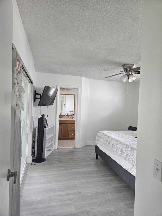 Active With Contract: $465,000 (2 beds, 2 baths, 1200 Square Feet)