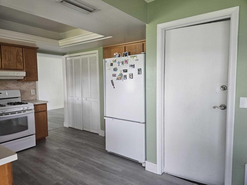 Active With Contract: $465,000 (2 beds, 2 baths, 1200 Square Feet)