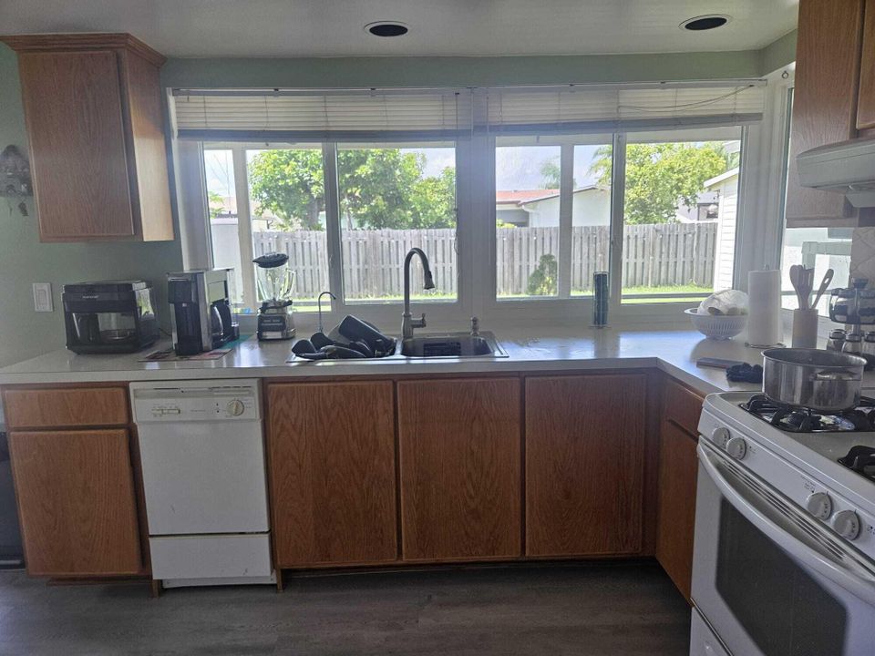 Active With Contract: $465,000 (2 beds, 2 baths, 1200 Square Feet)