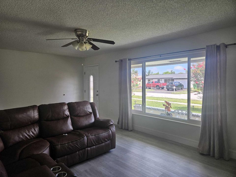 Active With Contract: $465,000 (2 beds, 2 baths, 1200 Square Feet)