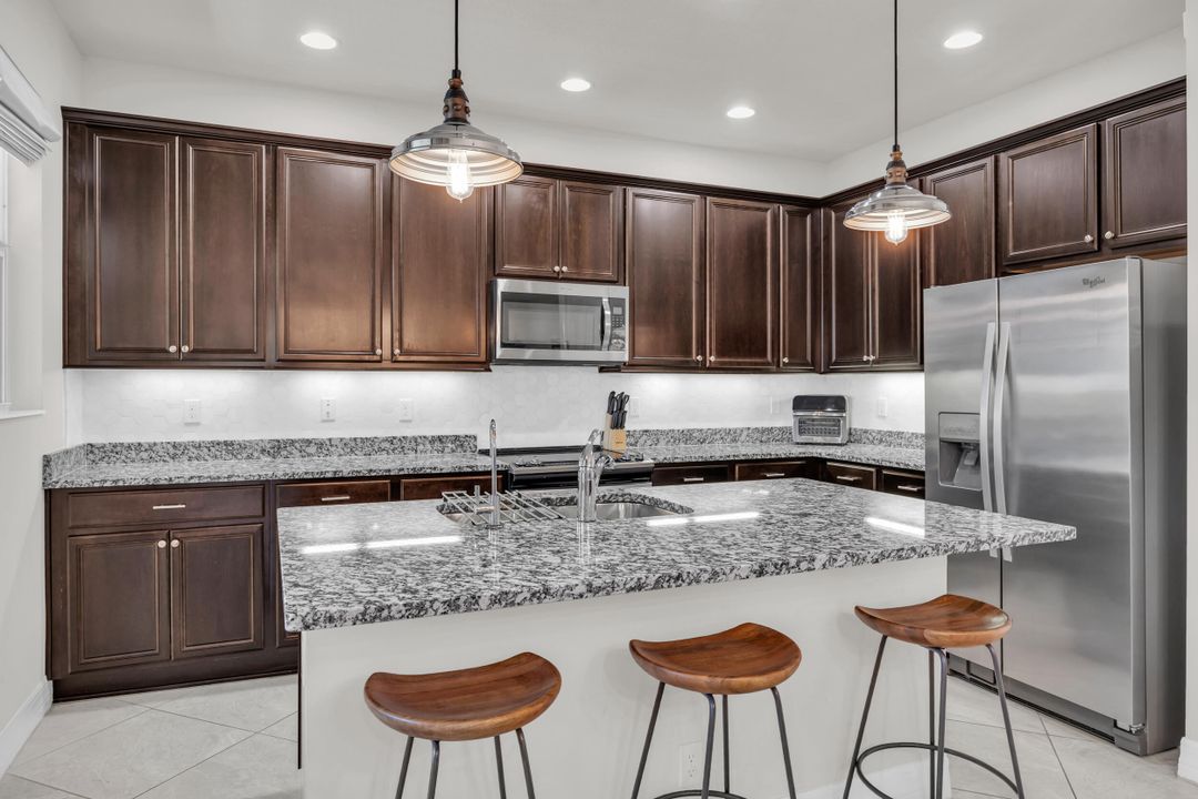 出租: $4,500 (3 贝兹, 2 浴室, 3227 平方英尺)