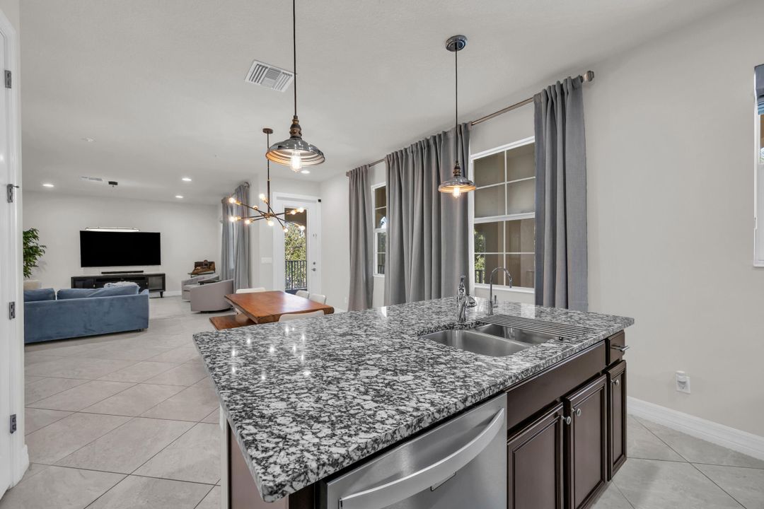 出租: $4,500 (3 贝兹, 2 浴室, 3227 平方英尺)