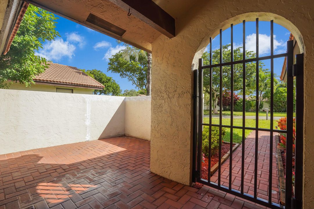 For Sale: $500,000 (2 beds, 2 baths, 1335 Square Feet)