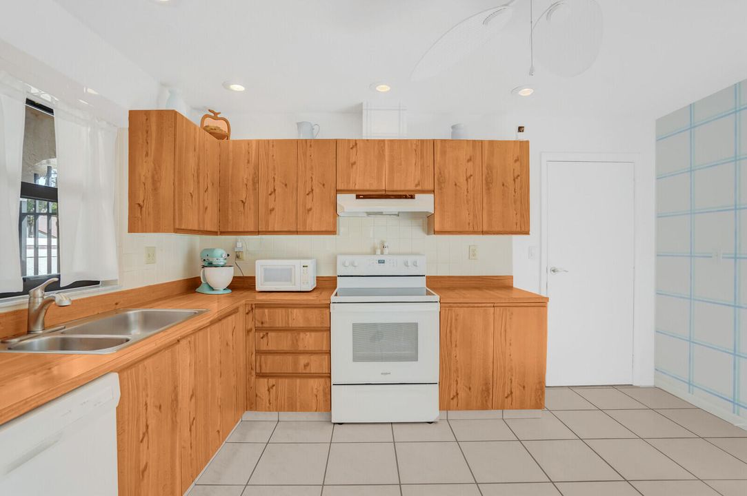 For Sale: $500,000 (2 beds, 2 baths, 1335 Square Feet)