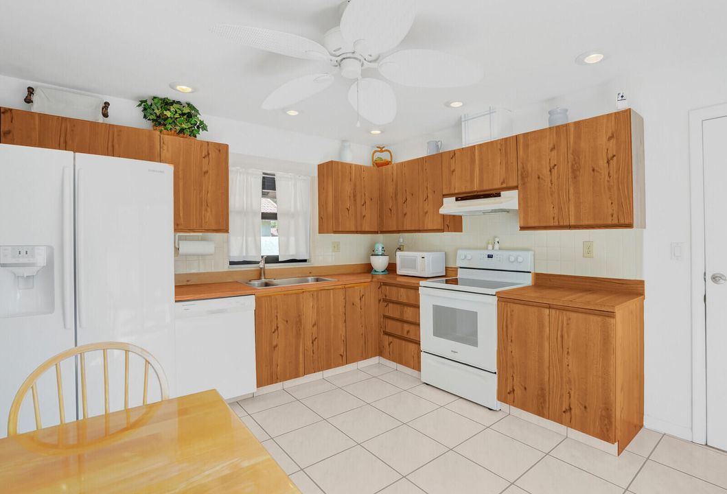 For Sale: $500,000 (2 beds, 2 baths, 1335 Square Feet)