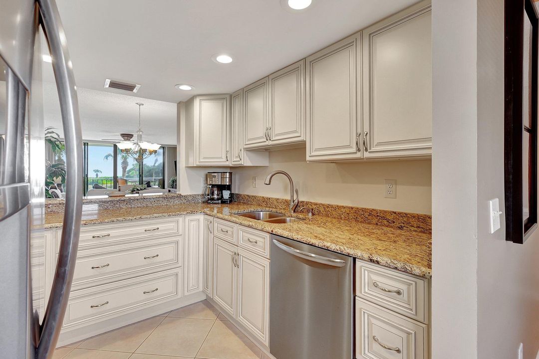 待售: $350,000 (2 贝兹, 2 浴室, 1251 平方英尺)