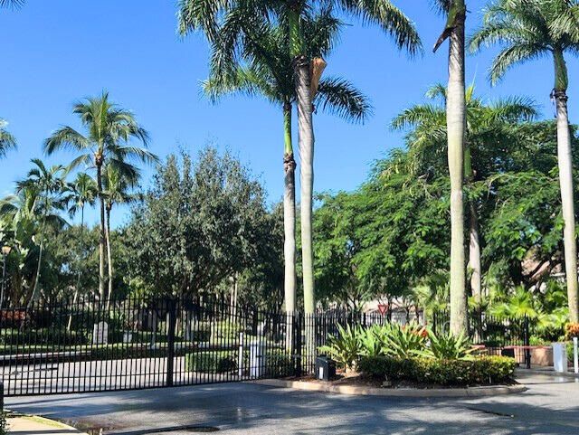 Active With Contract: $2,300 (2 beds, 2 baths, 1325 Square Feet)