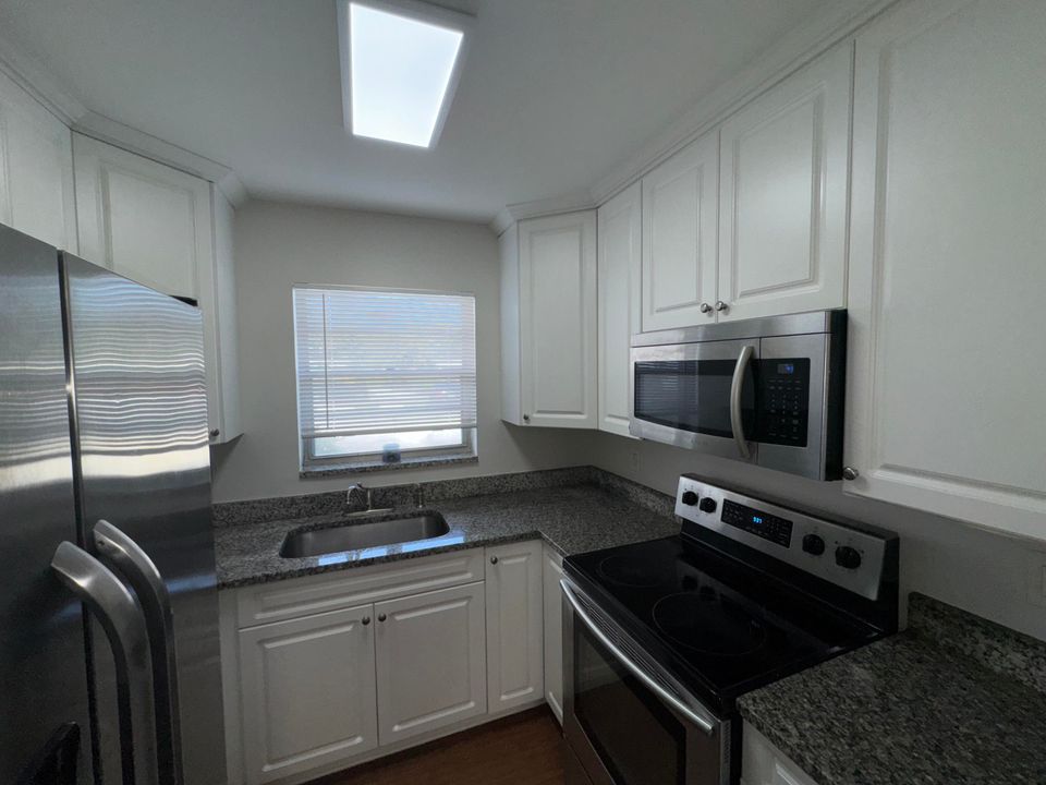 Active With Contract: $1,500 (1 beds, 1 baths, 596 Square Feet)