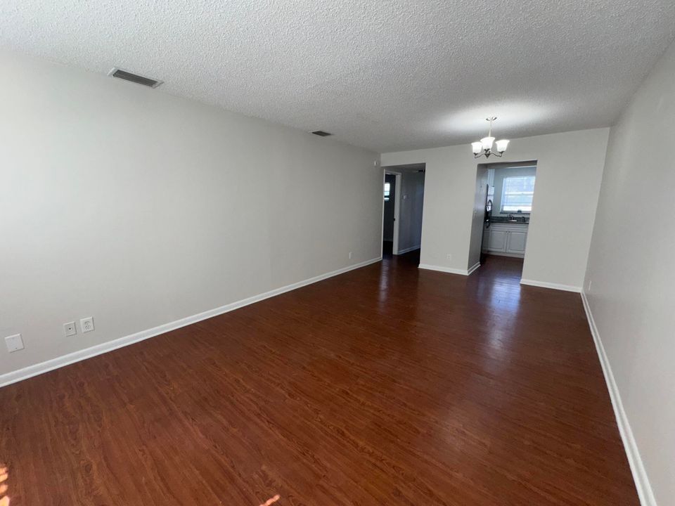 Active With Contract: $1,500 (1 beds, 1 baths, 596 Square Feet)