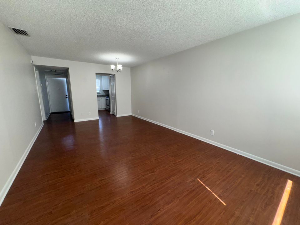 Active With Contract: $1,500 (1 beds, 1 baths, 596 Square Feet)