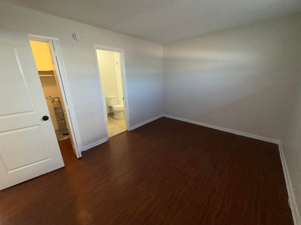 Active With Contract: $1,500 (1 beds, 1 baths, 596 Square Feet)