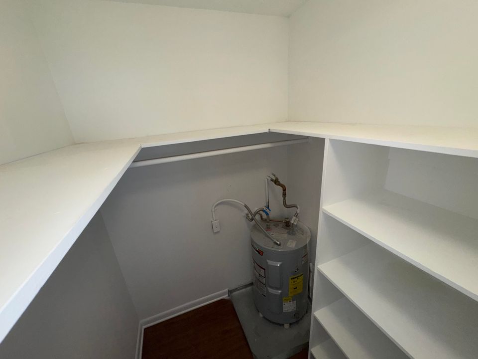 Active With Contract: $1,500 (1 beds, 1 baths, 596 Square Feet)