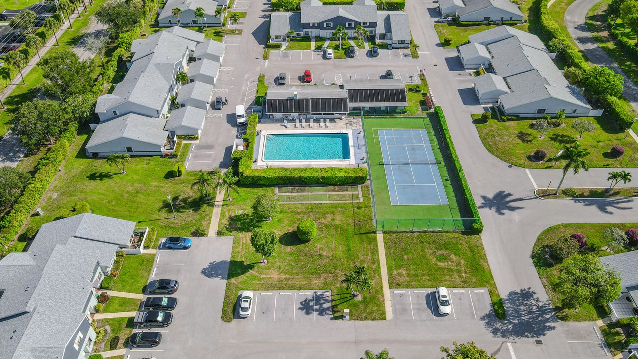 For Sale: $242,000 (2 beds, 2 baths, 1174 Square Feet)