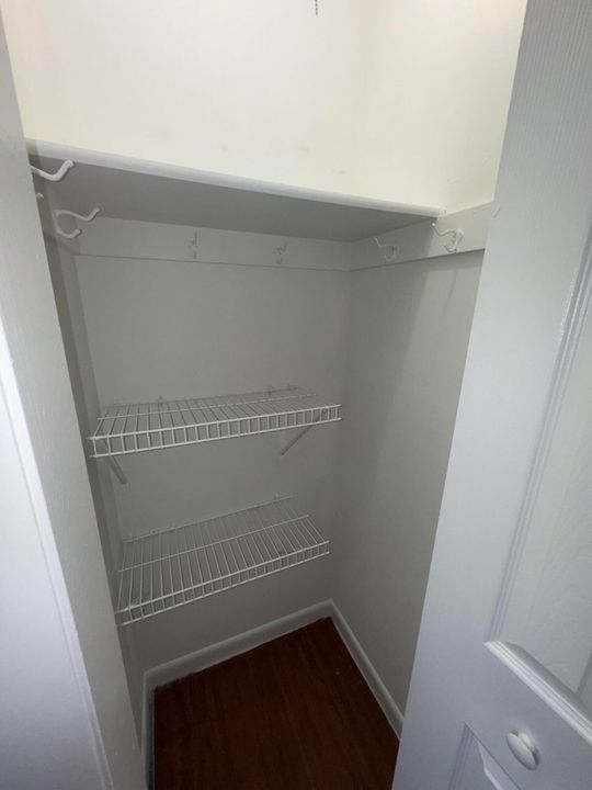 Active With Contract: $1,500 (1 beds, 1 baths, 596 Square Feet)