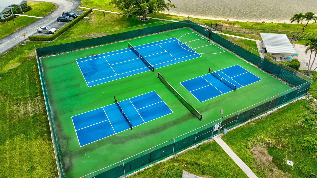 Под контрактом: $1,600 (1 спален, 1 ванн, 1068 Квадратных фут)