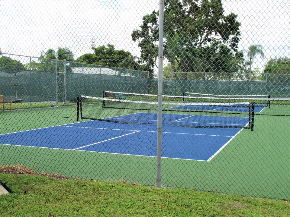 Под контрактом: $1,600 (1 спален, 1 ванн, 1068 Квадратных фут)