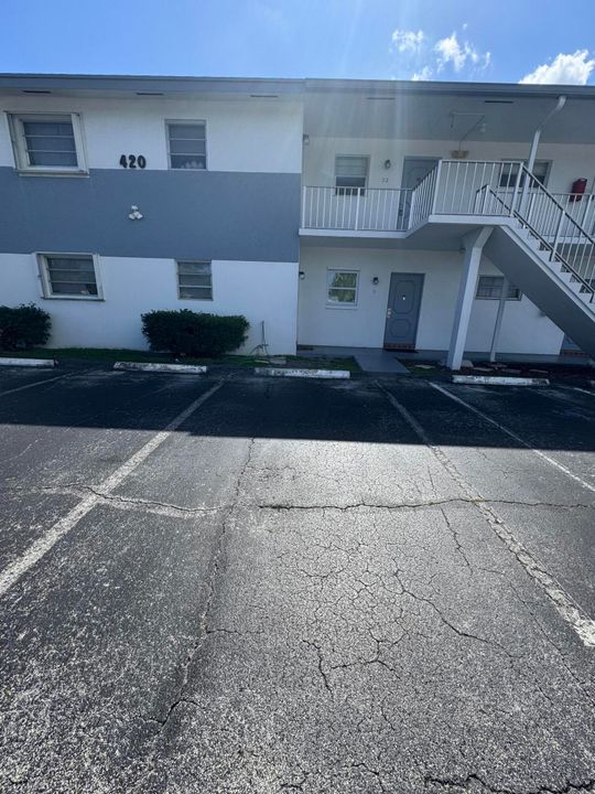 Active With Contract: $1,500 (1 beds, 1 baths, 596 Square Feet)