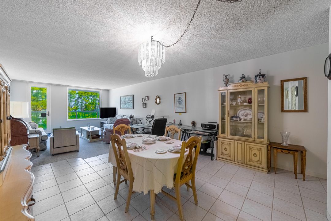 For Sale: $290,000 (1 beds, 1 baths, 952 Square Feet)