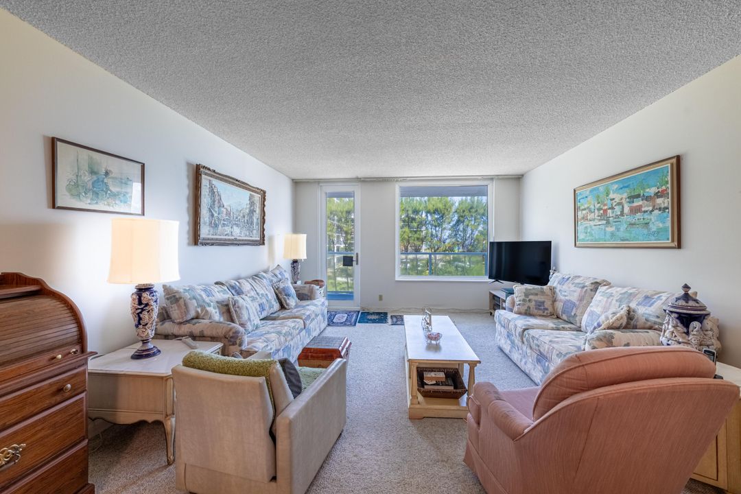 For Sale: $290,000 (1 beds, 1 baths, 952 Square Feet)