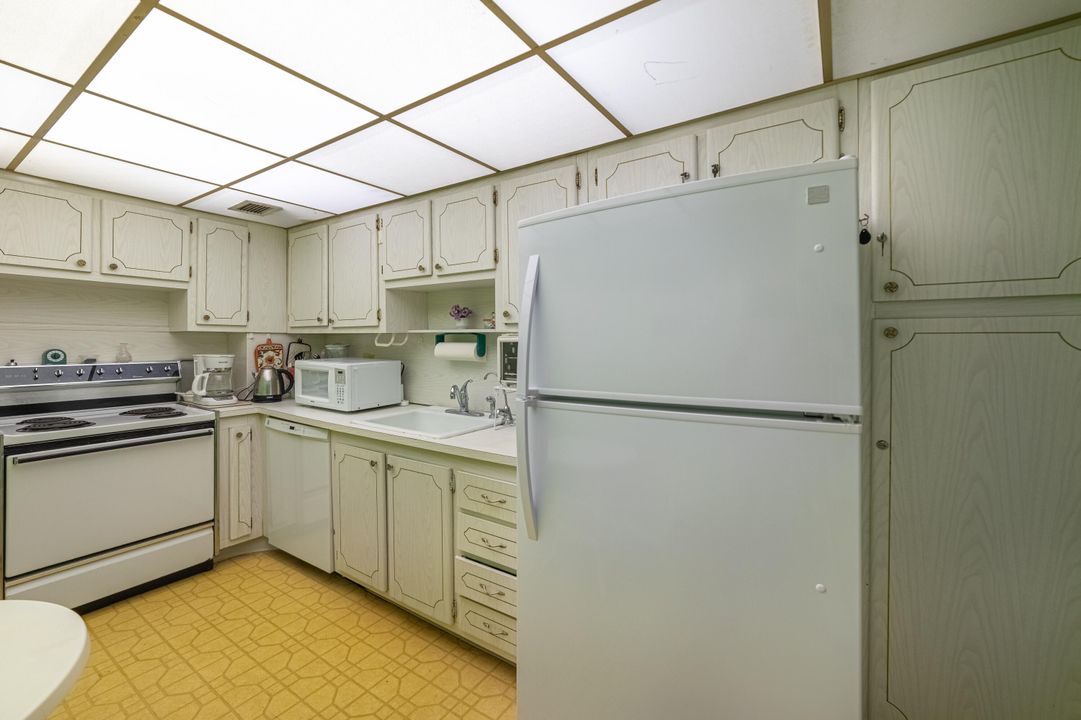 For Sale: $290,000 (1 beds, 1 baths, 952 Square Feet)