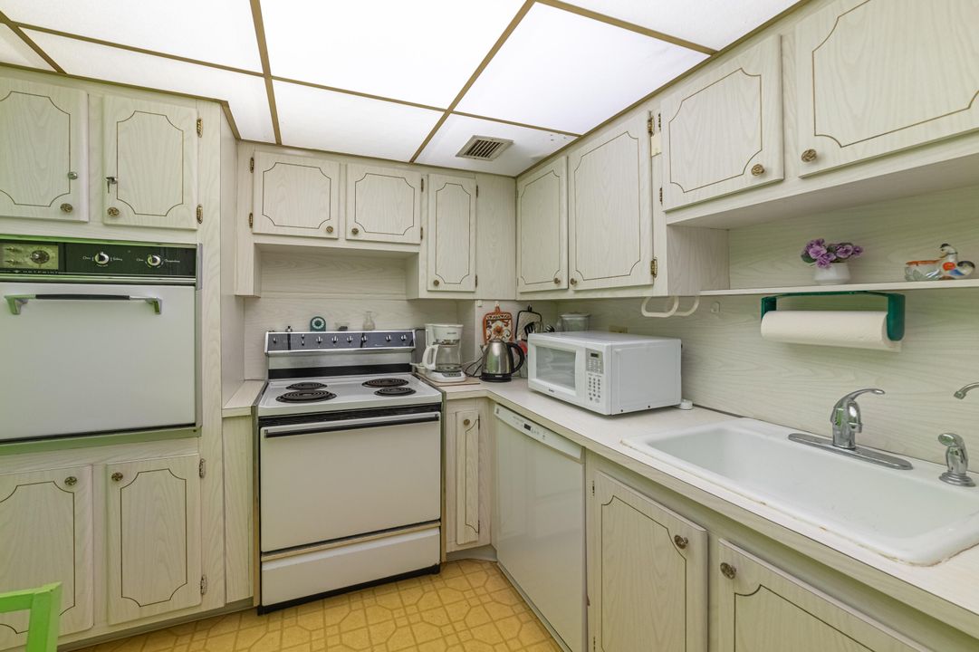 For Sale: $290,000 (1 beds, 1 baths, 952 Square Feet)