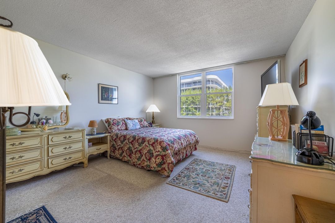 For Sale: $290,000 (1 beds, 1 baths, 952 Square Feet)