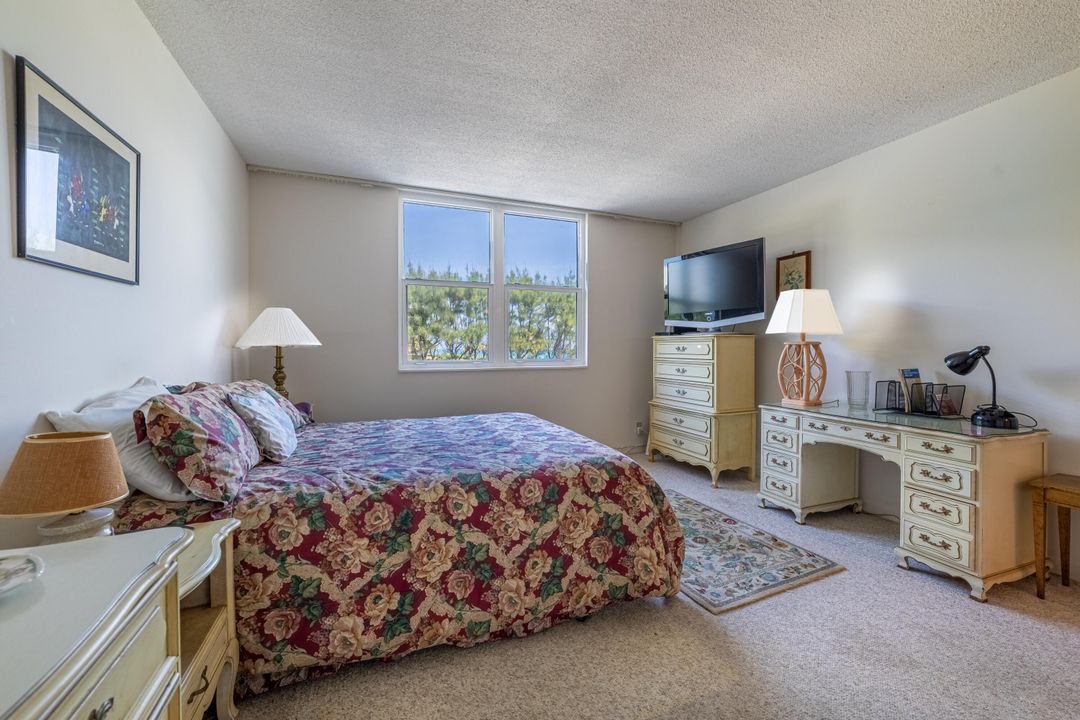 For Sale: $290,000 (1 beds, 1 baths, 952 Square Feet)