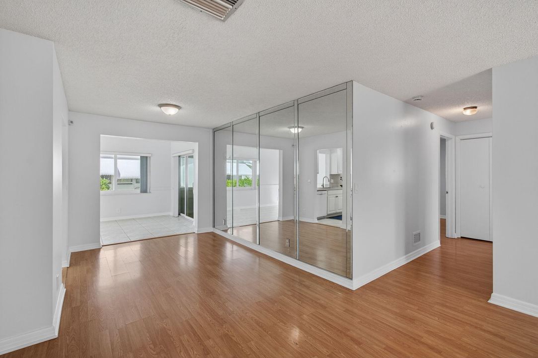 For Sale: $320,000 (2 beds, 2 baths, 1317 Square Feet)