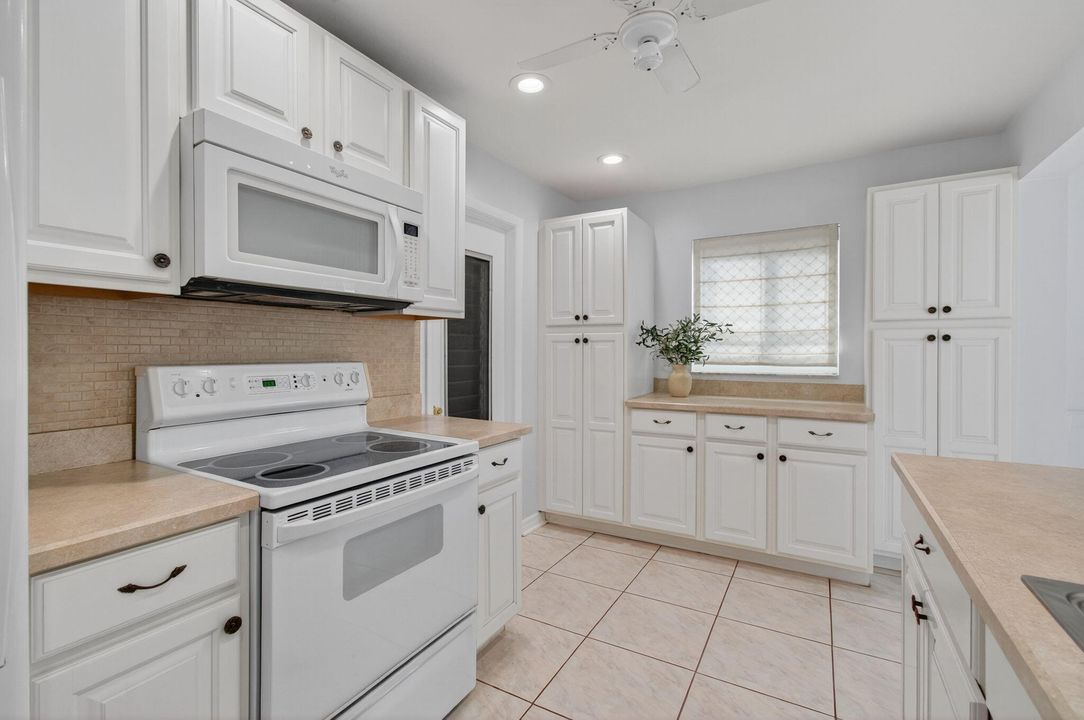 For Sale: $320,000 (2 beds, 2 baths, 1317 Square Feet)