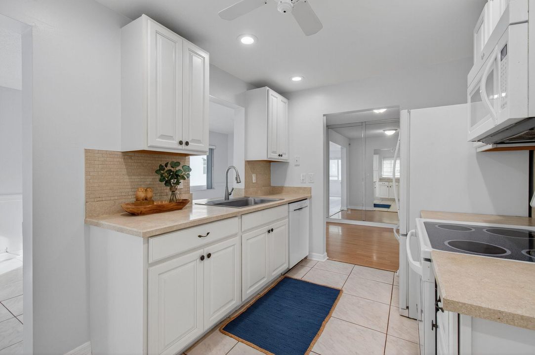 For Sale: $320,000 (2 beds, 2 baths, 1317 Square Feet)